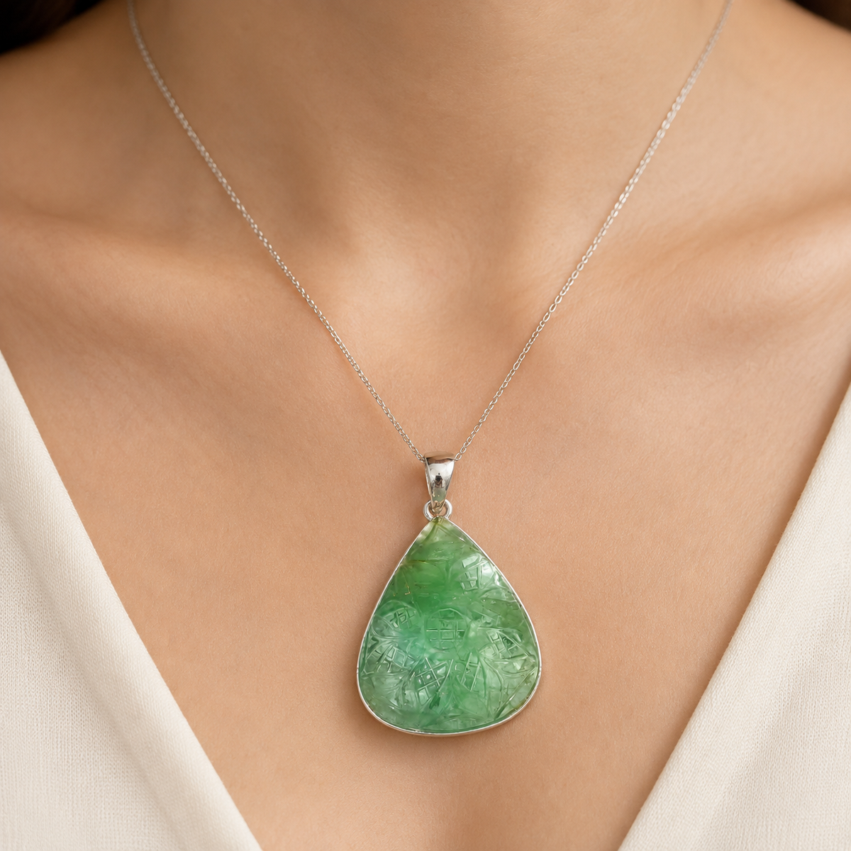 Green fluorite teardrop pendant in 925 silver on a delicate chain necklace