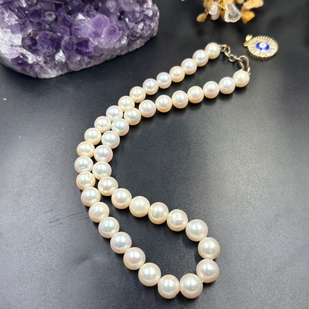 Graduation white pearl 3-layer mala necklace close view with clasp and background amethyst