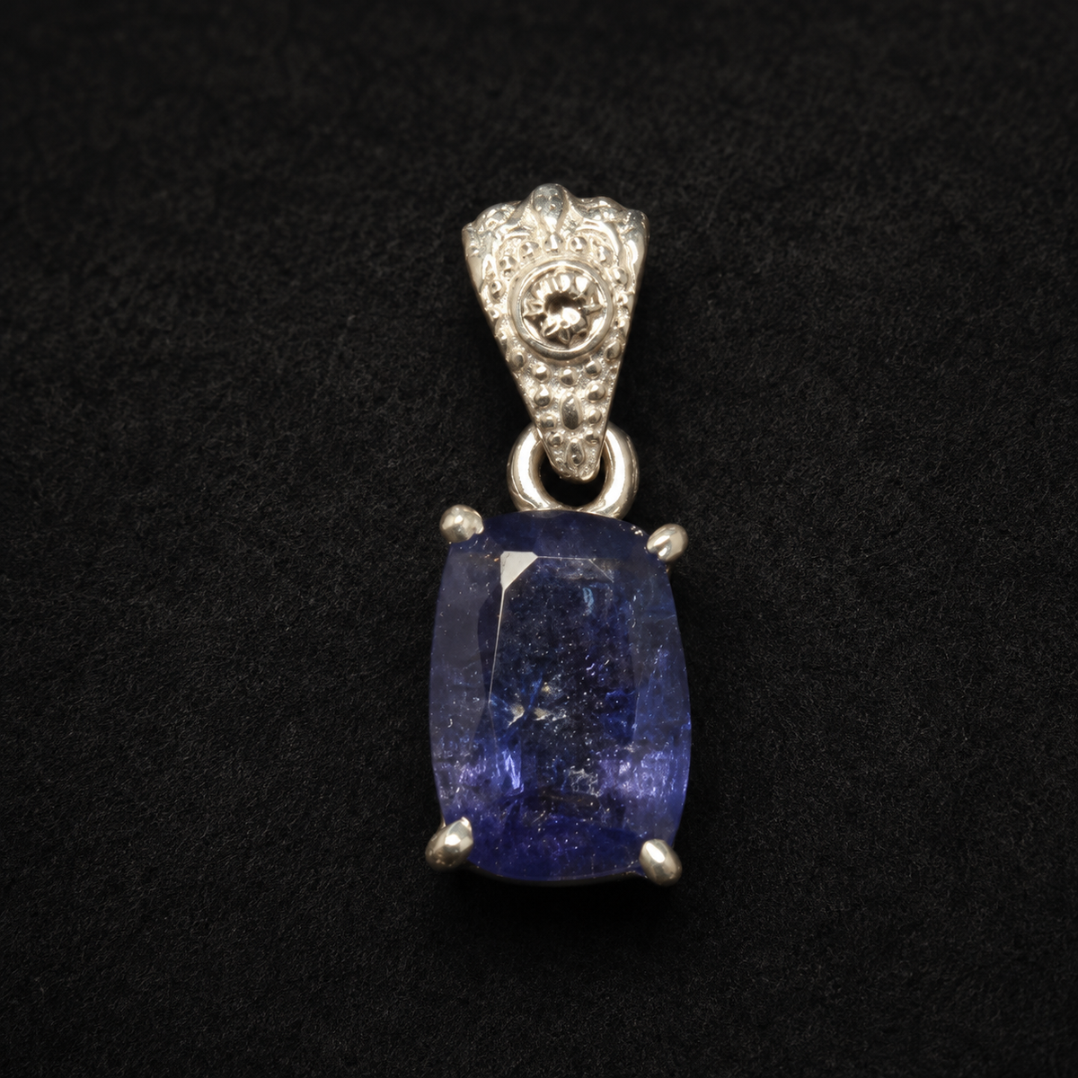 925 silver pendant setting featuring a natural tanzanite oval gemstone on black backdrop