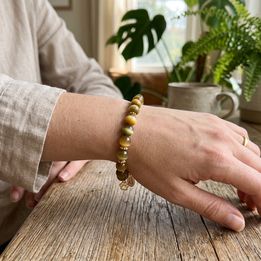 Cat’s Eye Bracelet Meaning, Benefits and Healing Properties