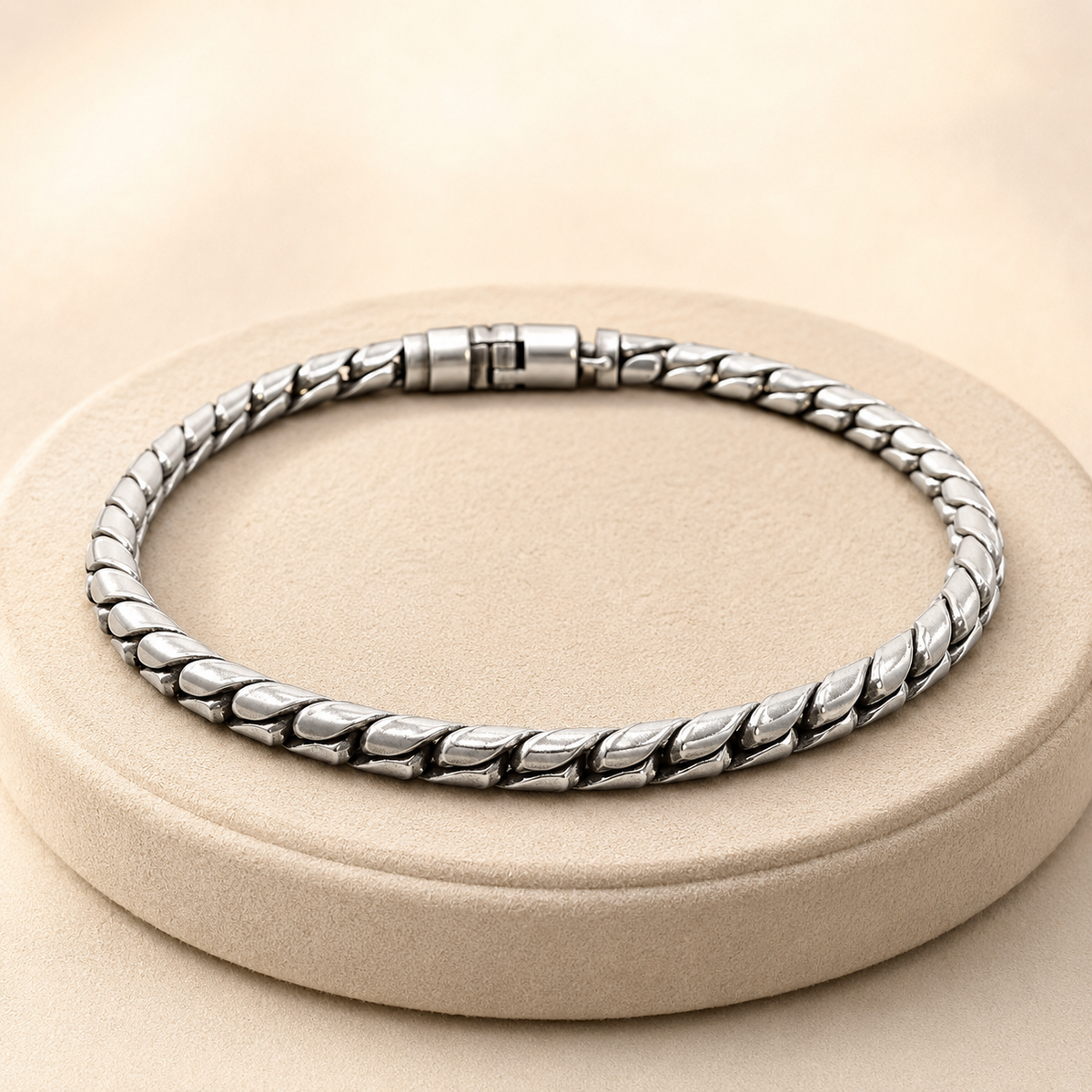 925 silver men’s twisted-link bracelet on a beige jewelry display