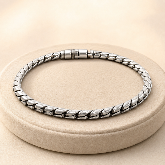 925 silver men’s twisted-link bracelet on a beige jewelry display
