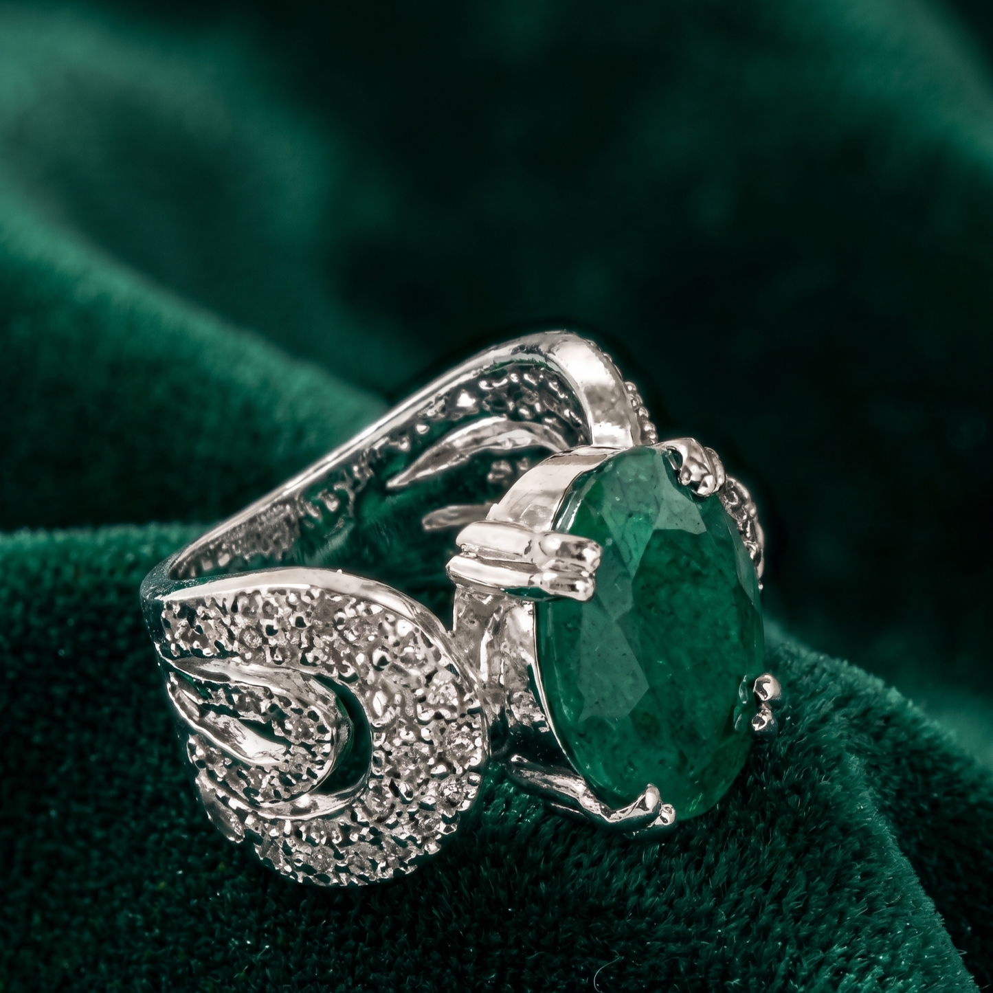 925 Silver Emerald Panna Ring with Oval Gemstone
