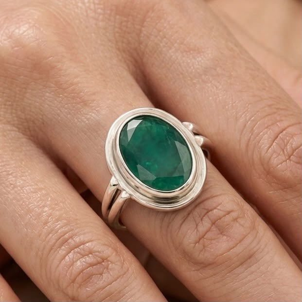 925 silver emerald panna ring on fingers with green oval gemstone bezel setting