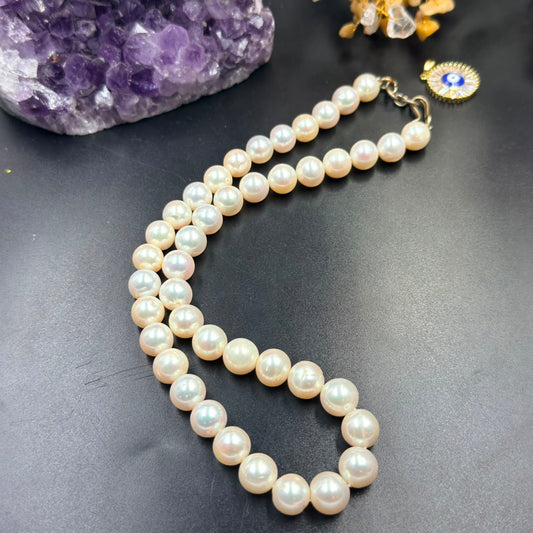 Graduation white pearl 3-layer mala necklace close view with clasp and background amethyst