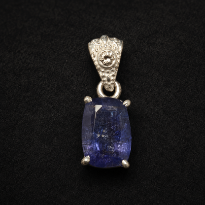 925 silver pendant setting featuring a natural tanzanite oval gemstone on black backdrop