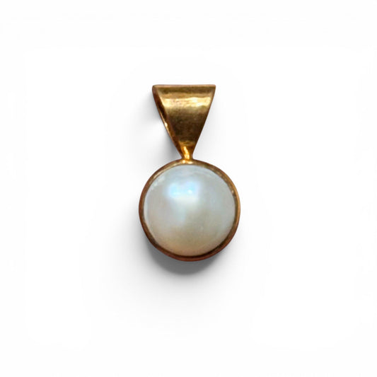 Pearl panchdhatu locket pendant with round pearly center and gold-toned bail on white background