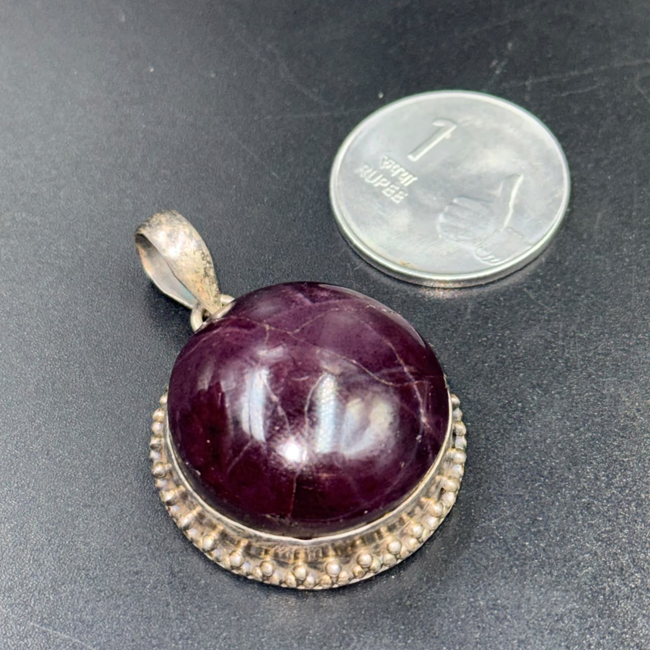 33 gram star garnet 925 silver locket pendant with oval star-like gemstone close-up