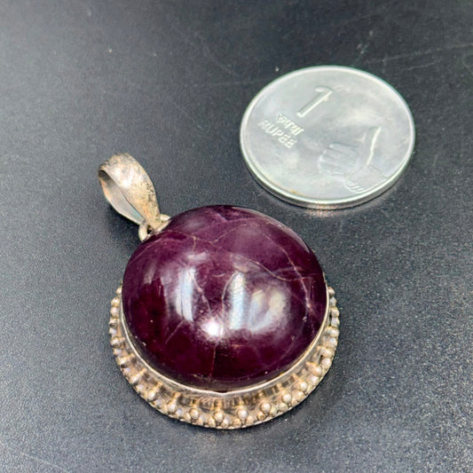 33 gram star garnet 925 silver locket pendant with oval star-like gemstone close-up