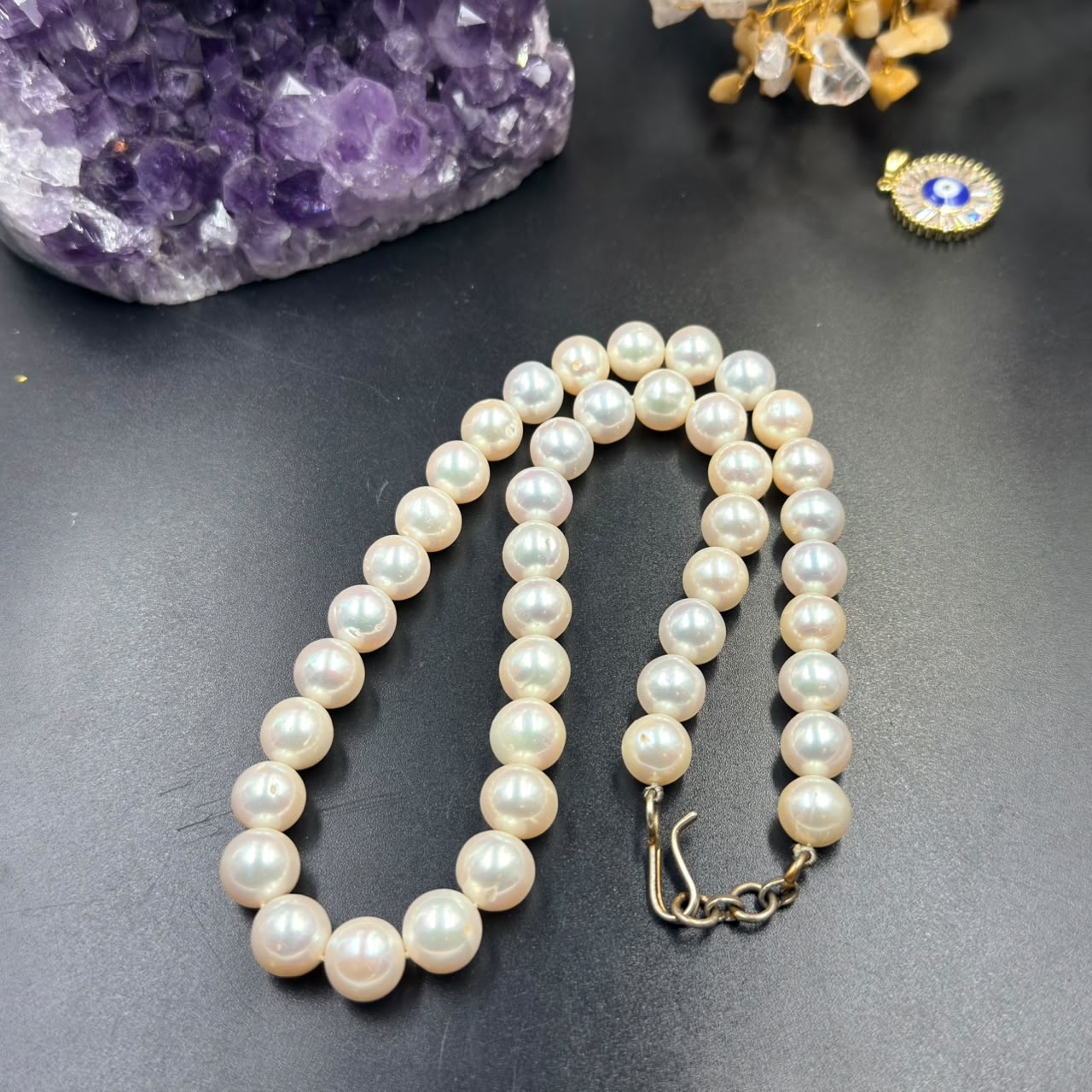 White pearl single-strand mala necklace with large round beads and gold-tone clasp